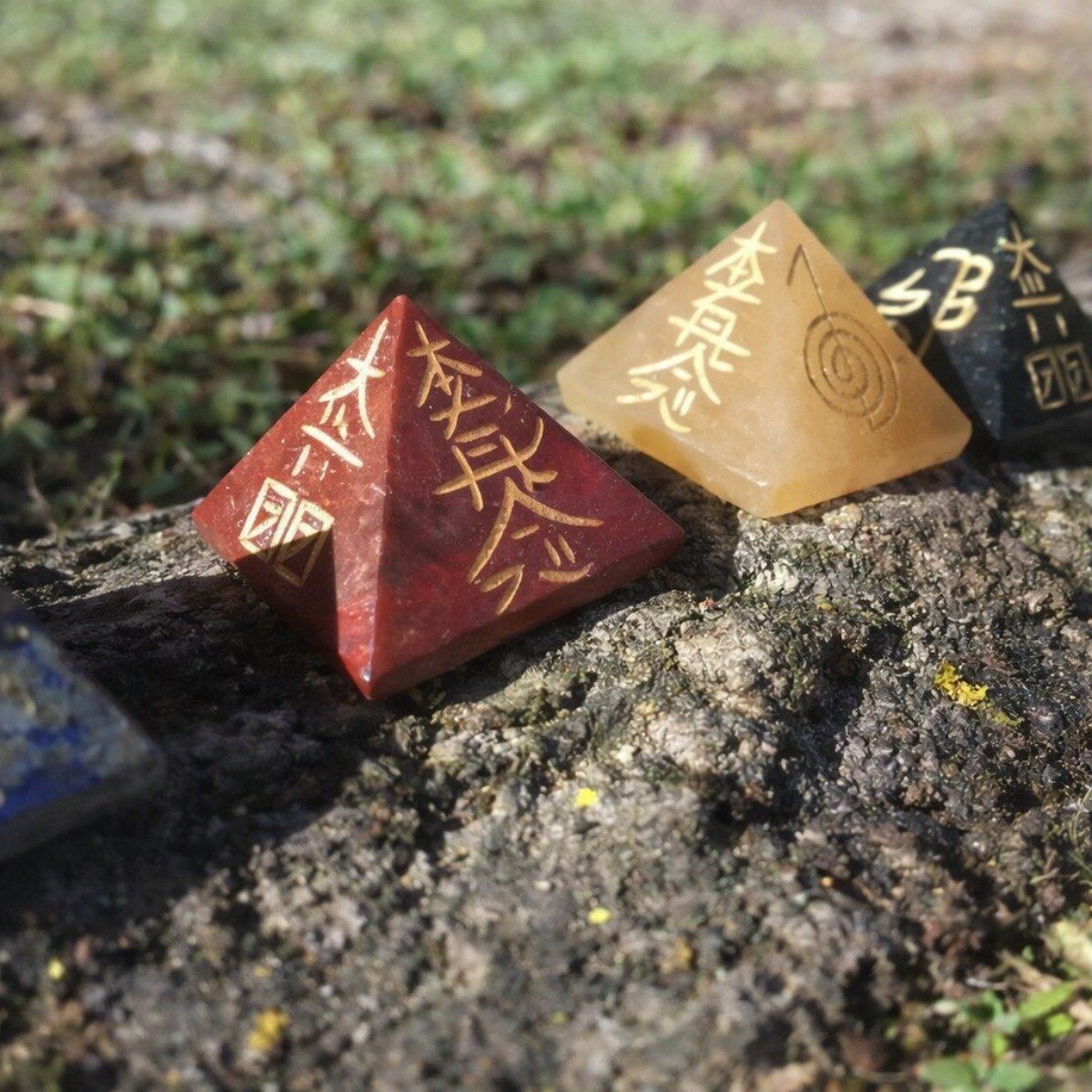 Pirâmides Chakras com Simbolos Reiki