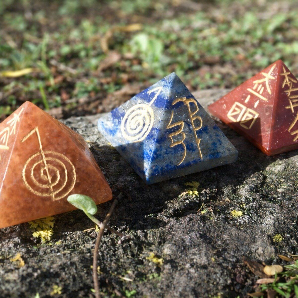 Pirâmides Chakras com Simbolos Reiki