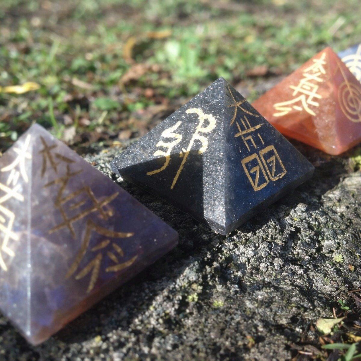 Pirâmides Chakras com Simbolos Reiki